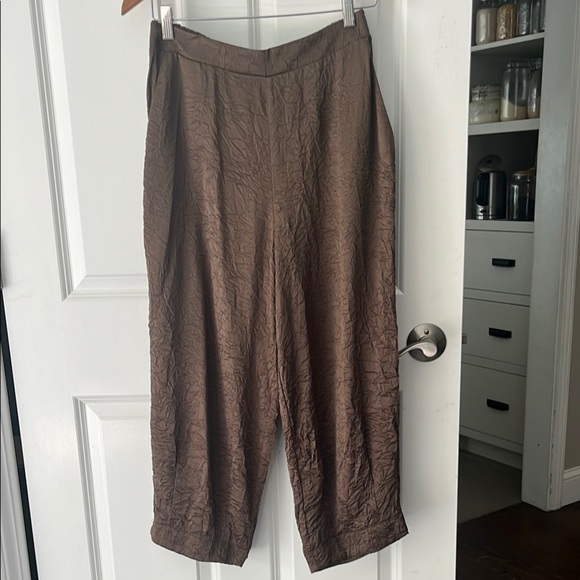 Ozai N Ku Brown Crinkle Cropped Pants with pockets size medium satin feel